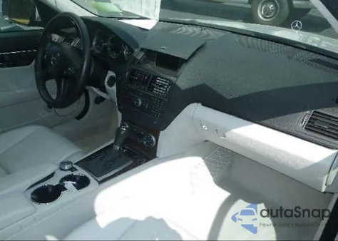 2009 Mercedes-Benz C300 z USA, uszkodzony, nr VIN WDDGF54X99R043901